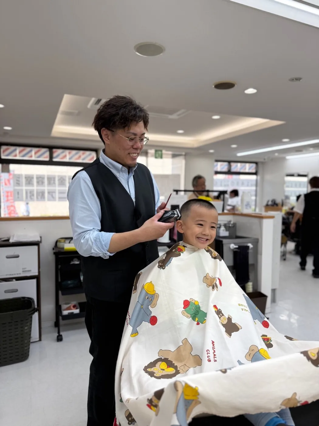 スタッフが子どものカットをしている様子