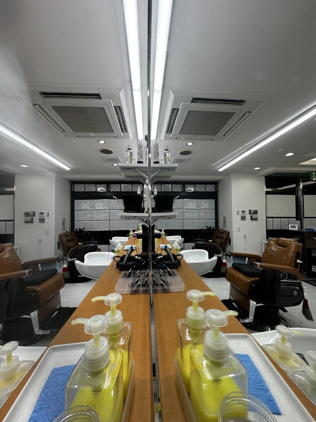 鏡越しに見える清潔な店内