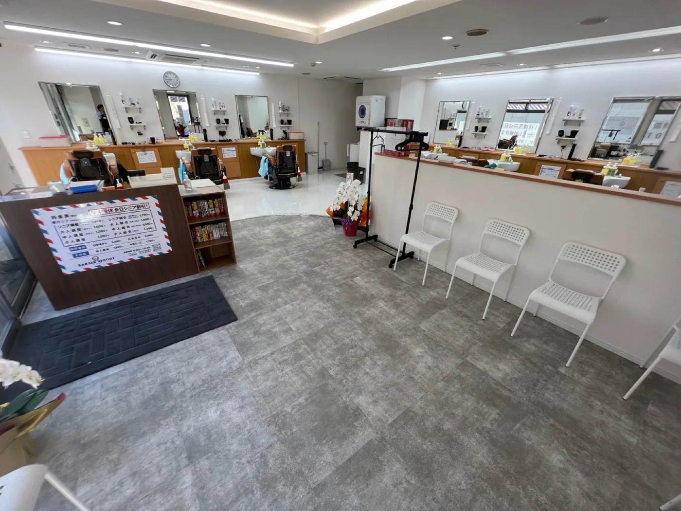 バーバーウッディ南ウッディタウン店の店内